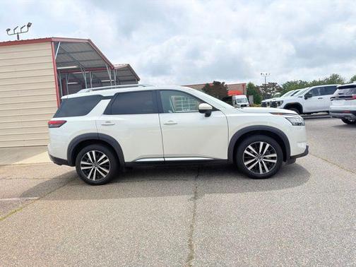 Pearl White Tricoat 2023 Nissan Pathfinder Platinum 4WD