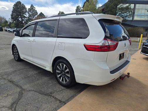 Super White 2018 Toyota Sienna LE