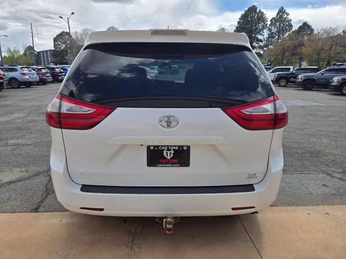 Super White 2018 Toyota Sienna LE