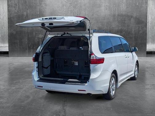 2018 Toyota Sienna LE