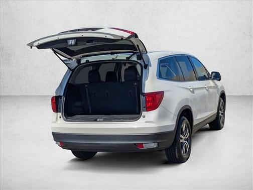 White 2018 Honda Pilot EX