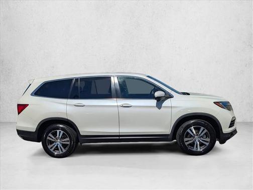 White 2018 Honda Pilot EX