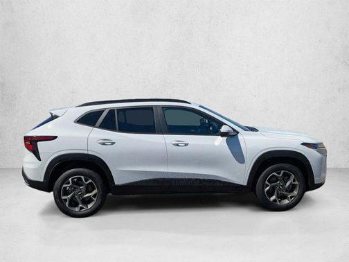 Summit White 2025 Chevrolet Trax LT