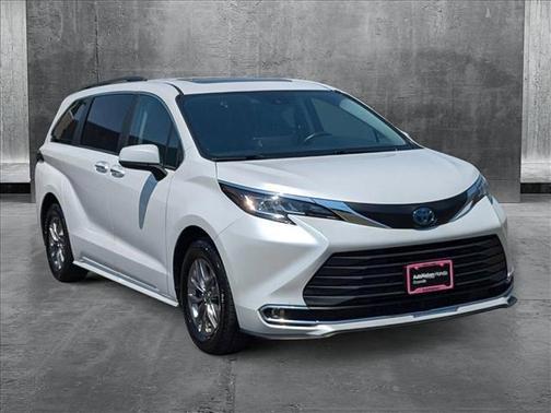 2023 Toyota Sienna XLE 8 Passenger