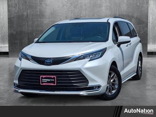 2023 Toyota Sienna XLE 8 Passenger