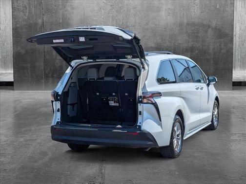 2023 Toyota Sienna XLE 8 Passenger
