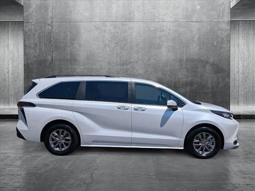 2023 Toyota Sienna XLE 8 Passenger