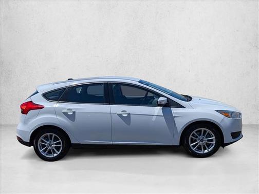 Oxford White 2017 Ford Focus SE