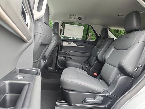 Space White Metallic 2026 Ford Explorer Active