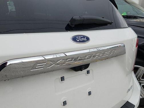 White Metallic 2022 Ford Explorer XLT