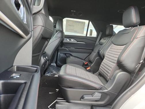 Star White Metallic Tri-Coat 2026 Ford Explorer ST-Line