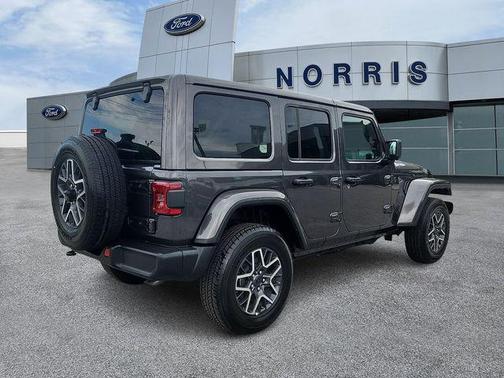 Granite Crystal Metallic Clearcoat 2025 Jeep Wrangler 4-Door Sahara 4x4