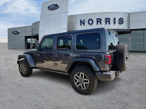 Granite Crystal Metallic Clearcoat 2025 Jeep Wrangler 4-Door Sahara 4x4