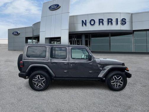 Granite Crystal Metallic Clearcoat 2025 Jeep Wrangler 4-Door Sahara 4x4