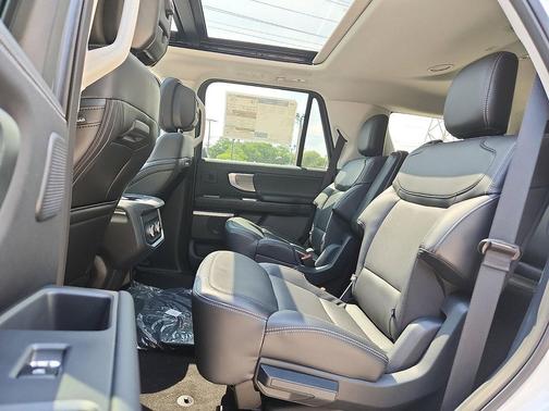Star White Metallic Tri-Coat 2026 Ford Expedition Platinum