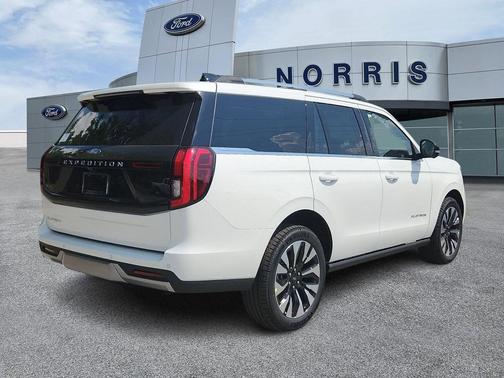 Star White Metallic Tri-Coat 2026 Ford Expedition Platinum