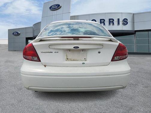 Vibrant White Clearcoat 2004 Ford Taurus SE