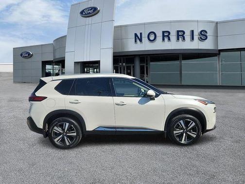 Pearl White Tricoat 2023 Nissan Rogue SL