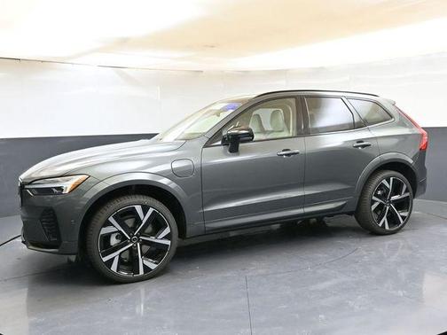 Forest Green 2026 Volvo XC60 Plug-In Hybrid T8 Ultra