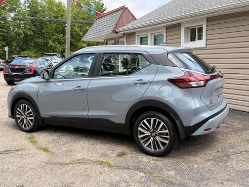 Gray 2021 Nissan Kicks SV