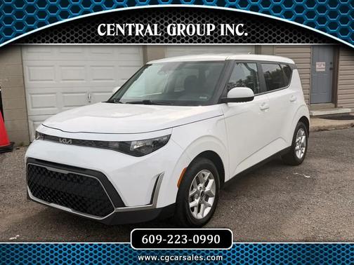 White 2023 Kia Soul LX IVT