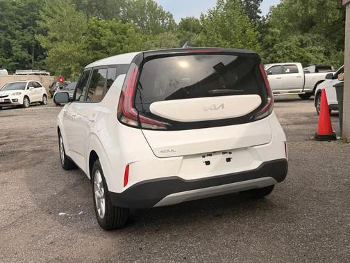 White 2023 Kia Soul LX IVT