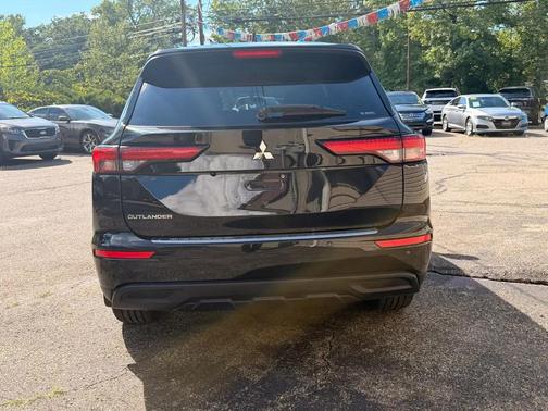 Black 2022 Mitsubishi Outlander ES S-AWC