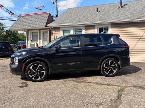 Black 2022 Mitsubishi Outlander ES S-AWC