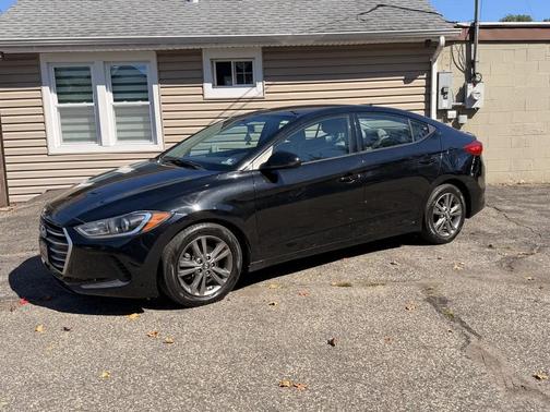 Black 2017 Hyundai ELANTRA SE