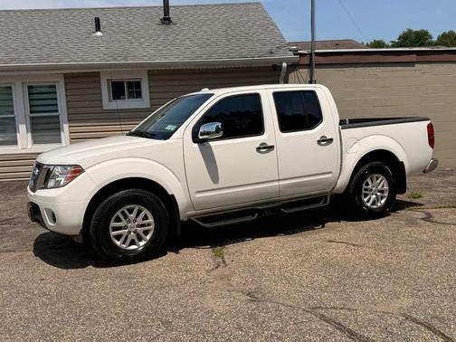 White 2016 Nissan Frontier SV