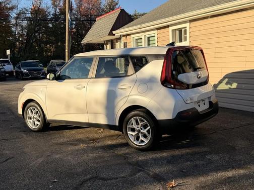 White 2020 Kia Soul S IVT