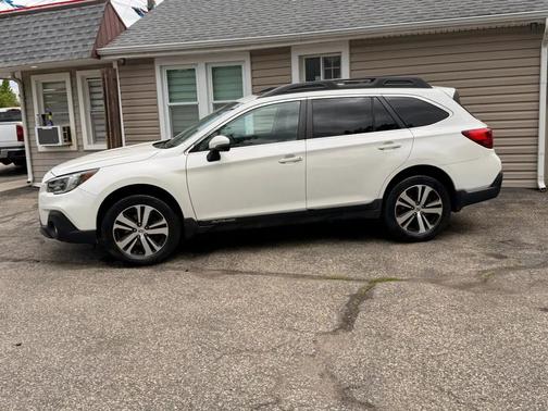 White 2018 Subaru Outback 2.5i Limited