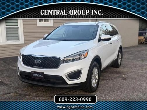 White 2017 Kia Sorento LX