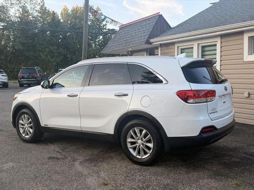 White 2017 Kia Sorento LX
