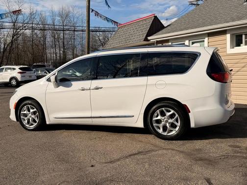 White 2018 Chrysler Pacifica Touring-L