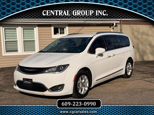 White 2018 Chrysler Pacifica Touring-L