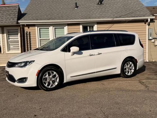 White 2018 Chrysler Pacifica Touring-L