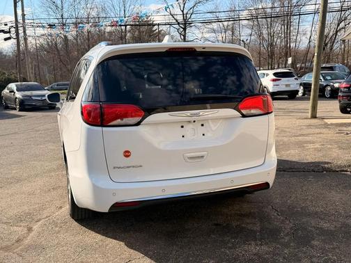 White 2018 Chrysler Pacifica Touring-L