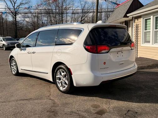 White 2018 Chrysler Pacifica Touring-L