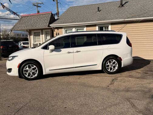White 2018 Chrysler Pacifica Touring-L