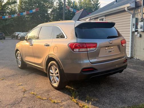 Beige 2018 Kia Sorento LX