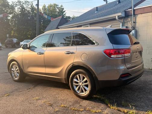 Beige 2018 Kia Sorento LX