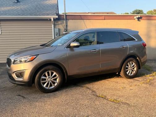 Beige 2018 Kia Sorento LX