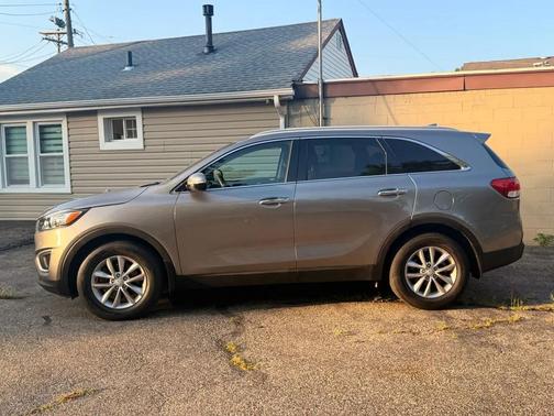 Beige 2018 Kia Sorento LX