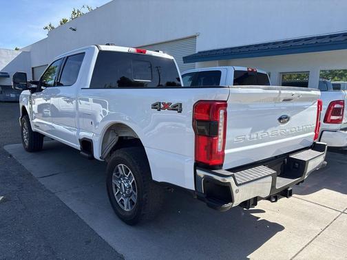 Oxford White 2024 Ford F-250 Lariat
