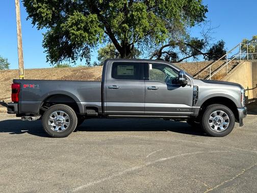 Carbonized Gray Metallic 2026 Ford F-350 Lariat Super Duty