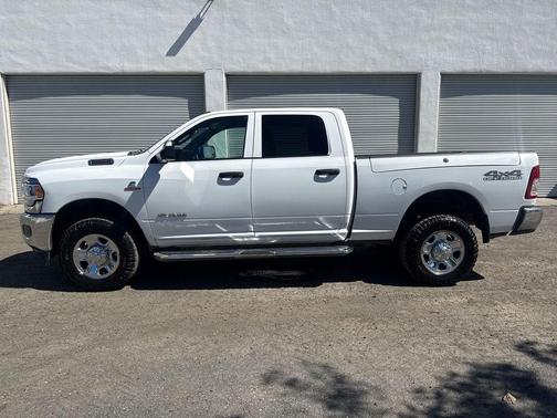 Bright White Clearcoat 2022 RAM 2500 Tradesman Crew Cab 4x4 6'4' Box