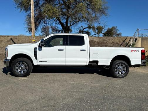 Oxford White 2026 Ford F-350 Lariat Super Duty