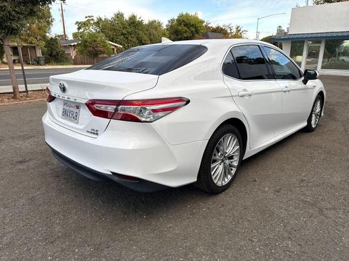 2020 Toyota Camry Hybrid XLE