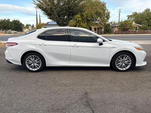 2020 Toyota Camry Hybrid XLE